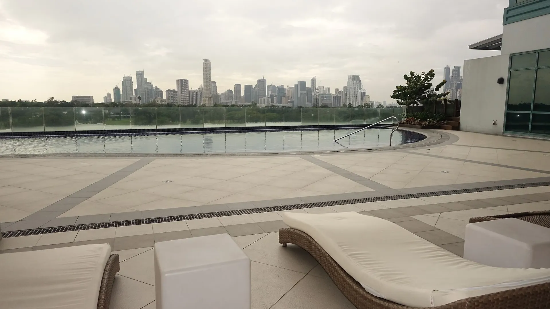 Hotel 8 Forbes Town Road Suite Taguig