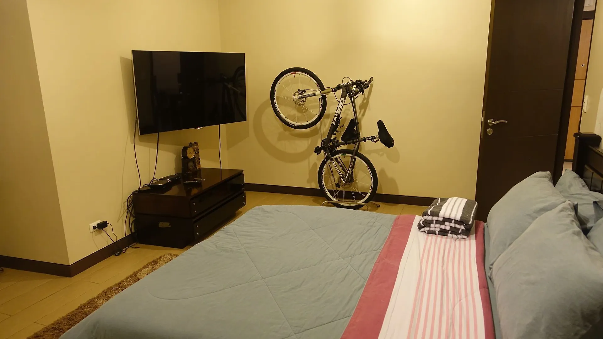 ** Hotel 8 Forbes Town Road Suite Taguig Philippines