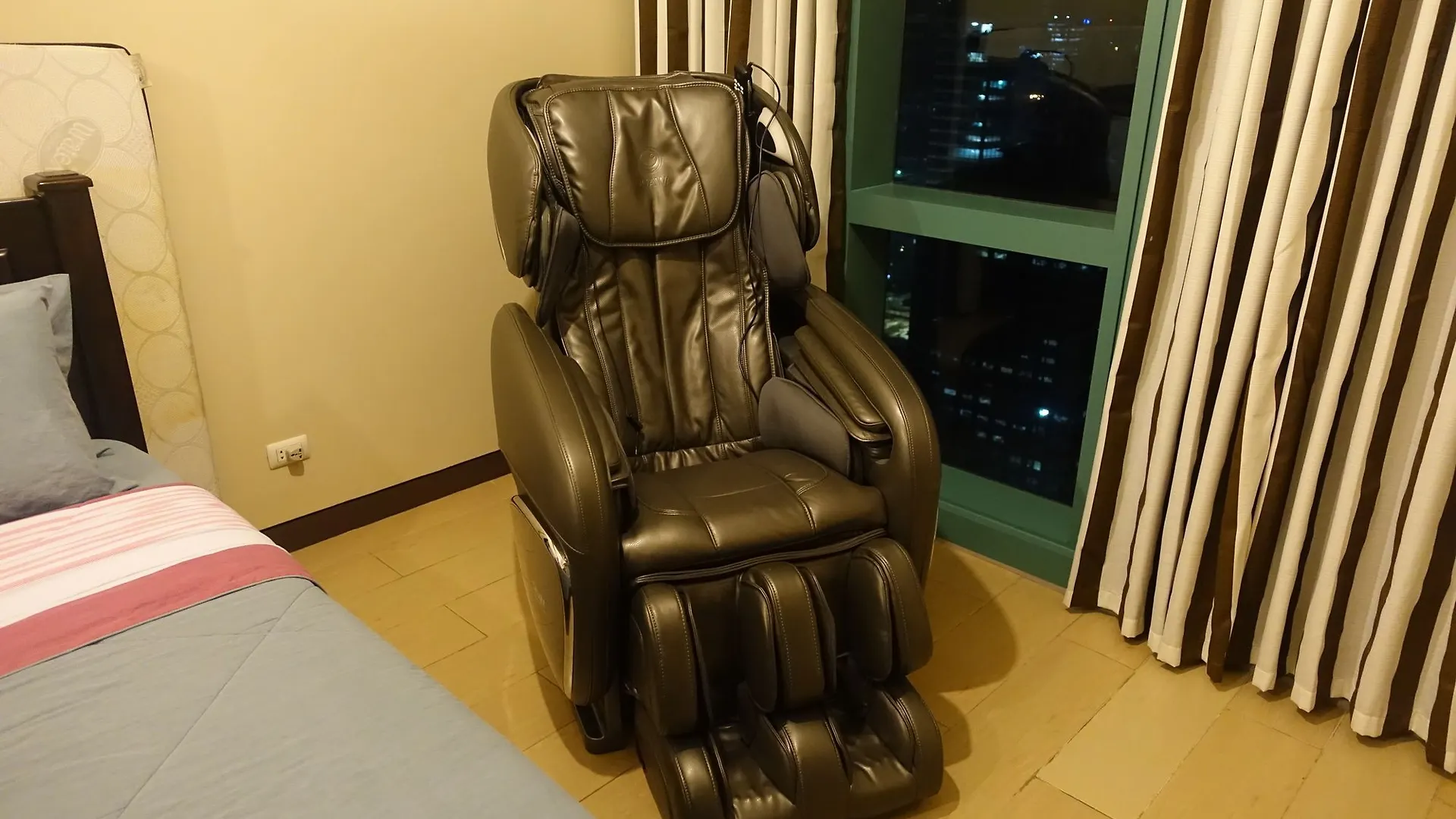 ** Hotel 8 Forbes Town Road Suite Taguig Philippines